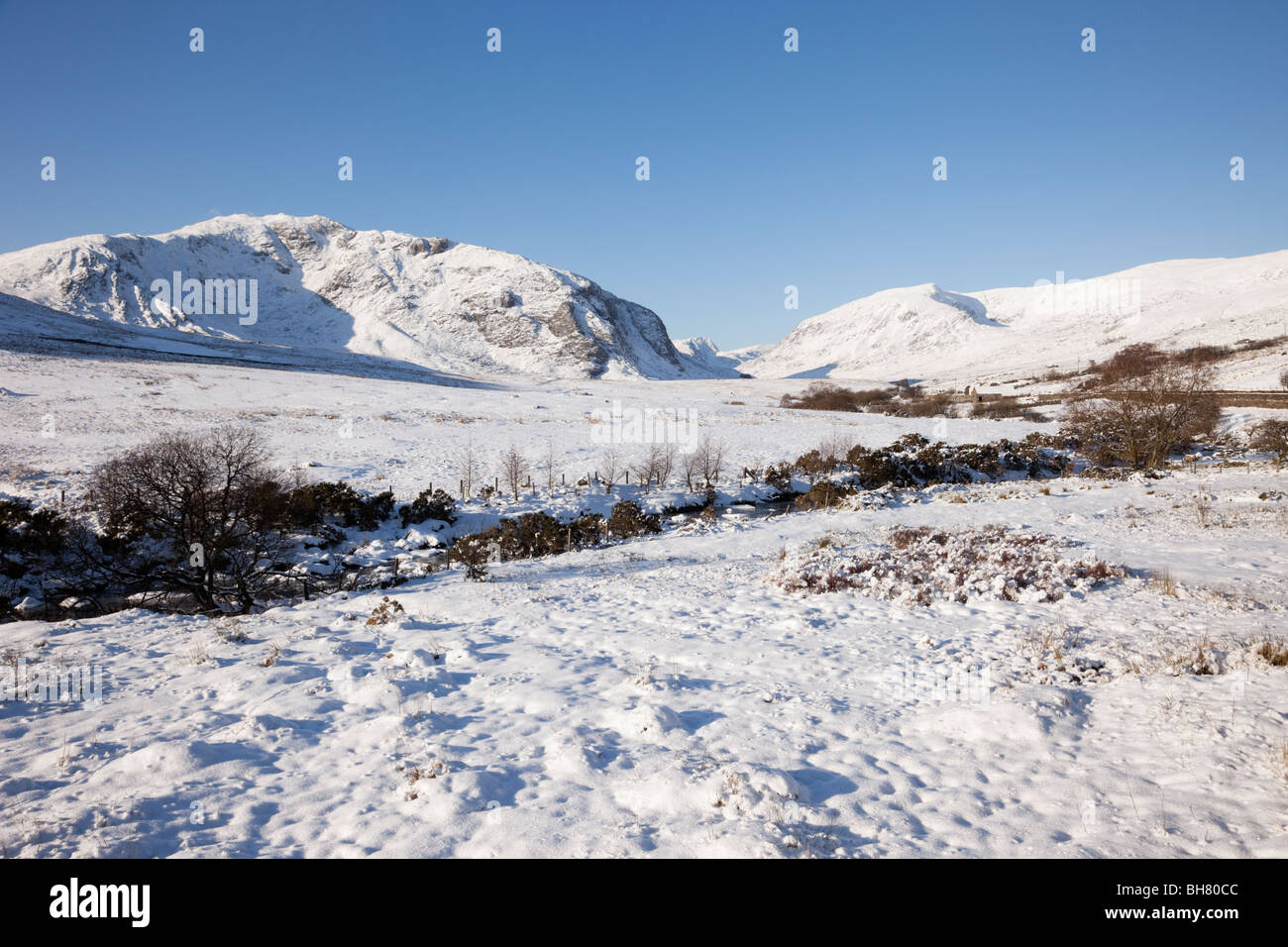 Afon Llugwy River nel paesaggio invernale con la neve nelle montagne del Parco Nazionale di Snowdonia. Valle Ogwen, Conwy, Galles del Nord, Regno Unito. Foto Stock