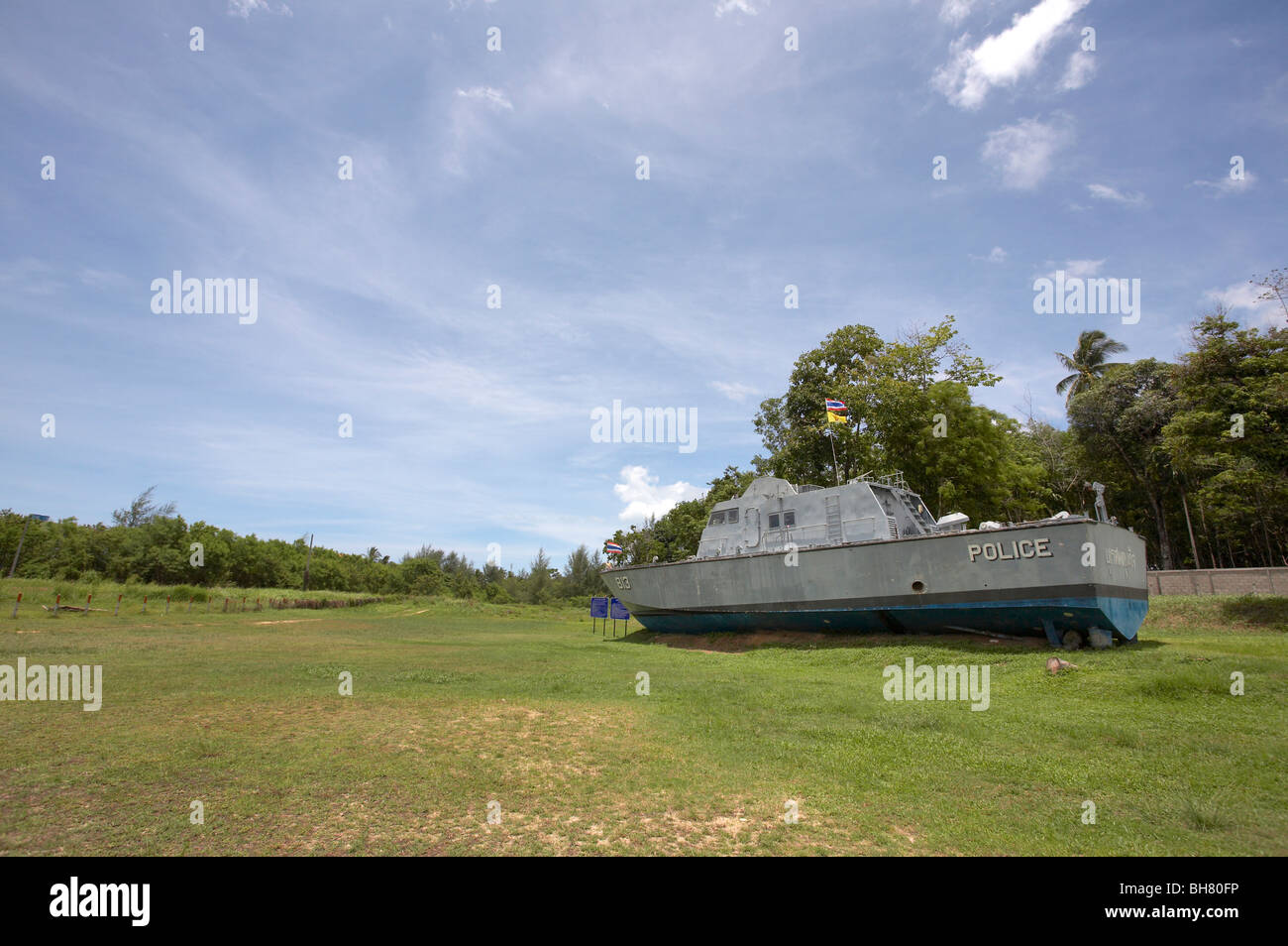 Memoriale della barca di polizia 813 Buretpadungkit lavato la navigazione durante il 2004, Khao Lak, Phuket, Tailandia Foto Stock