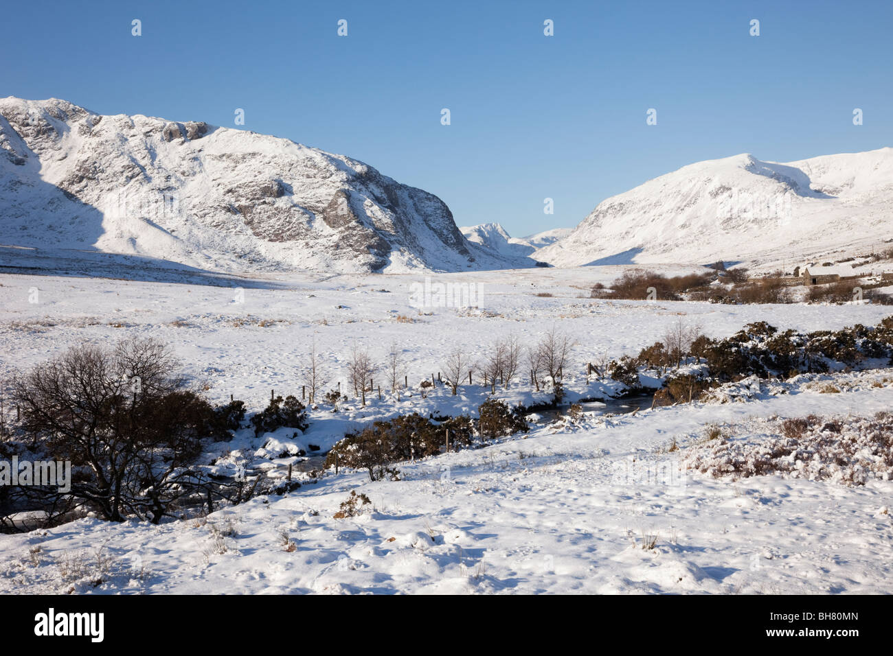 Afon Llugwy River nel paesaggio invernale con la neve nelle montagne del Parco Nazionale di Snowdonia. Valle Ogwen, Conwy, Galles del Nord, Regno Unito. Foto Stock