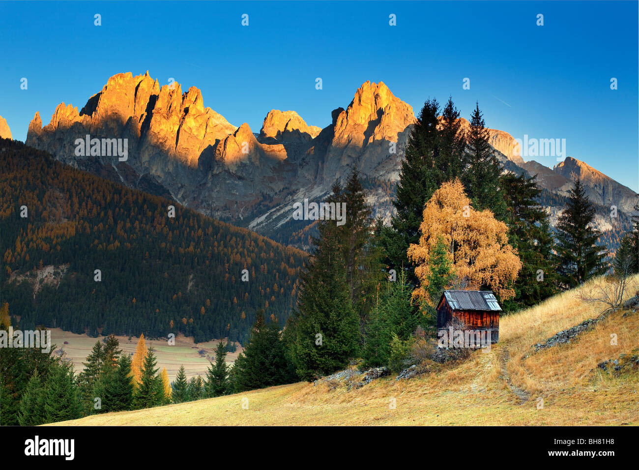 Una piccola casa sulle montagne vicino a Pozza di Fassa sulle Dolomiti, Italia sotto il Catinaccio Foto Stock