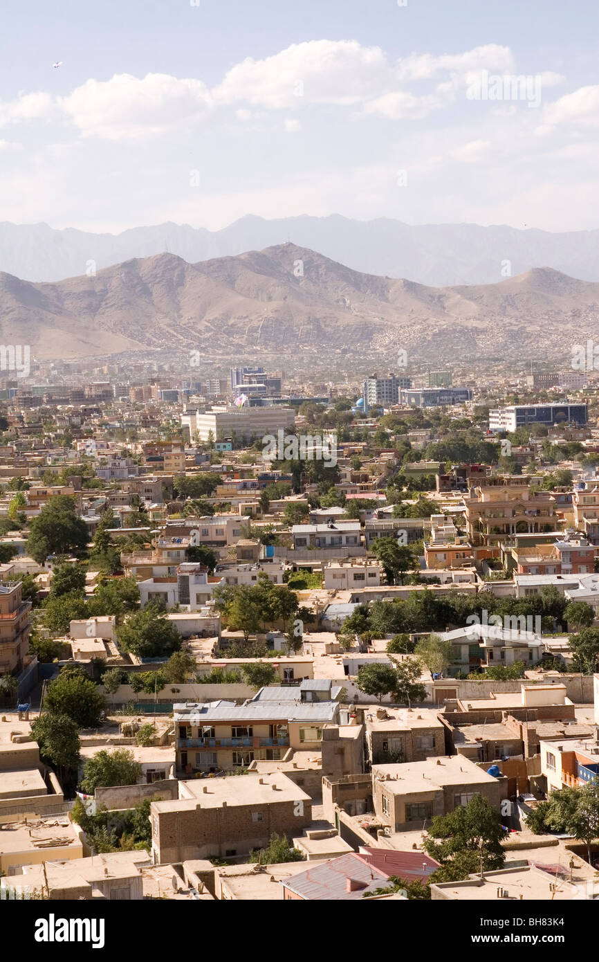 Aquiloni volare sopra le strade di Kabul in Afghanistan Foto Stock