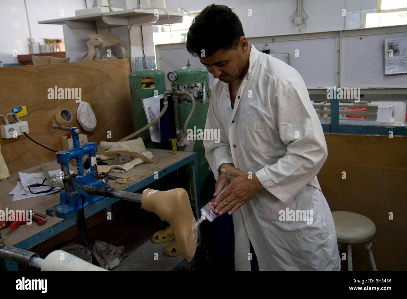 Cicr eseguire Ospedale ortopedico di Kabul facendo piede artificiale Foto Stock