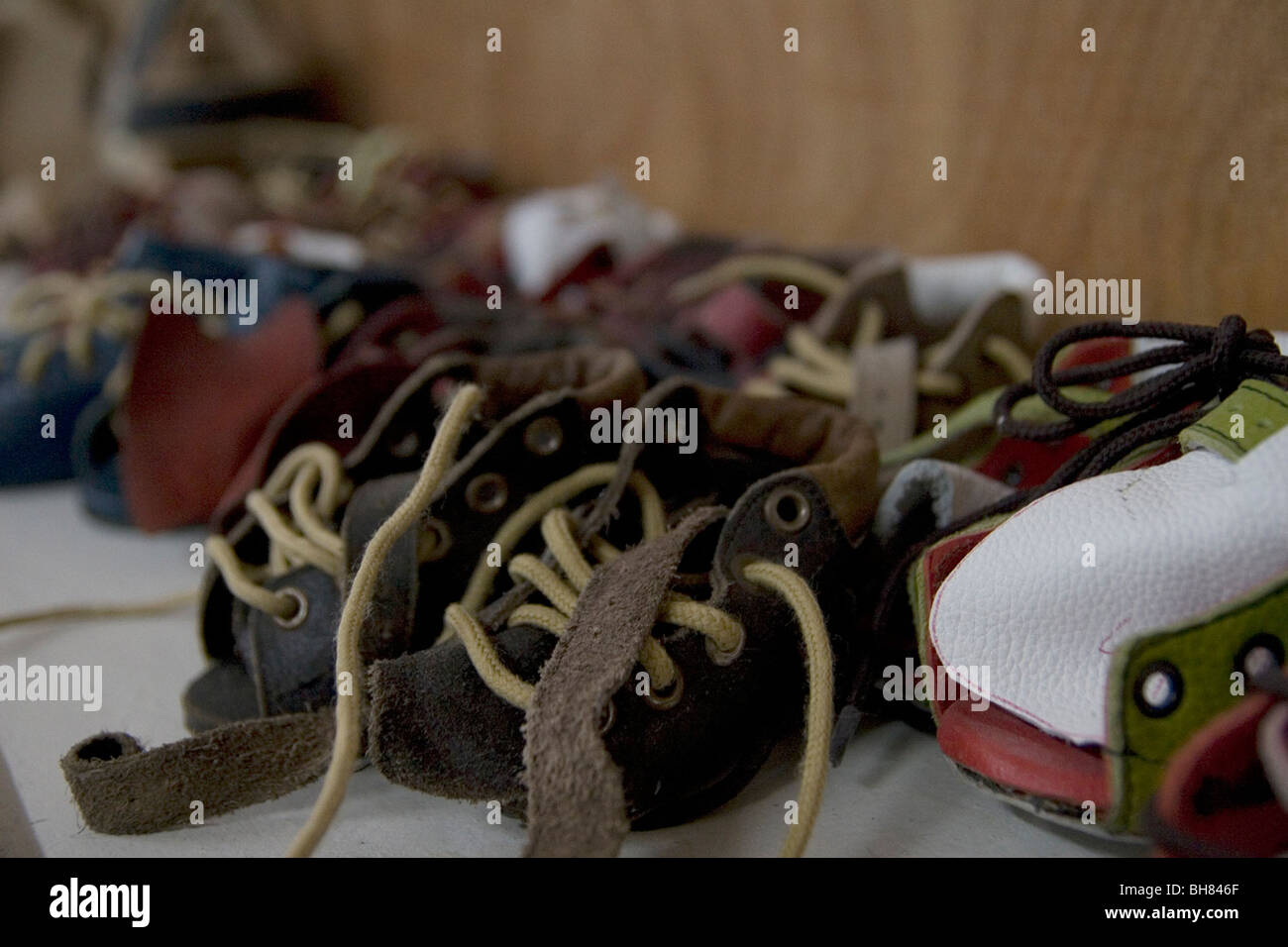 Cicr eseguire Ospedale ortopedico di Kabul calzature per bambini per gli arti artificiali Foto Stock