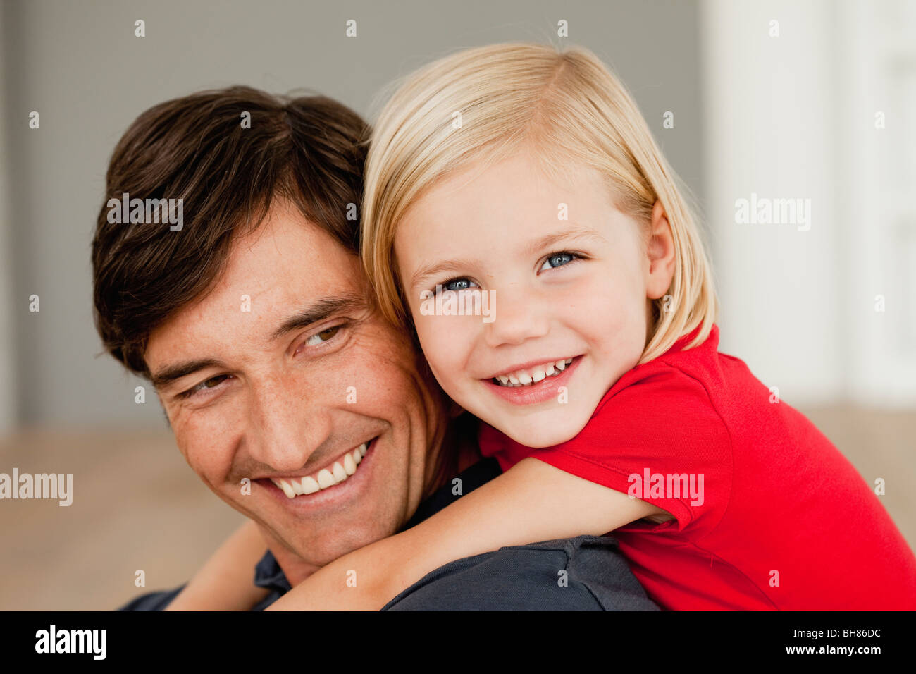 Padre e figlia avvolgente Foto Stock