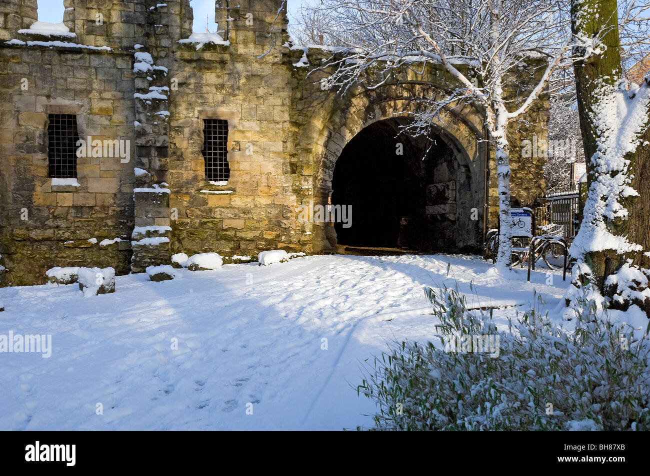 Vista sulle rovine del St Leonard's Hospital in inverno dai Museum Gardens York North Yorkshire England UK Foto Stock
