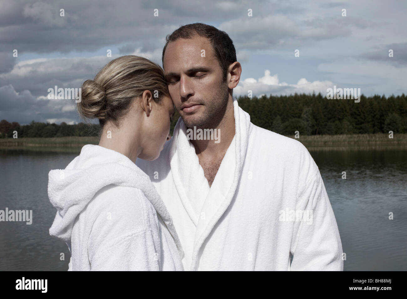 Un paio di accappatoi in prossimità di un lago in una spa salute Foto Stock