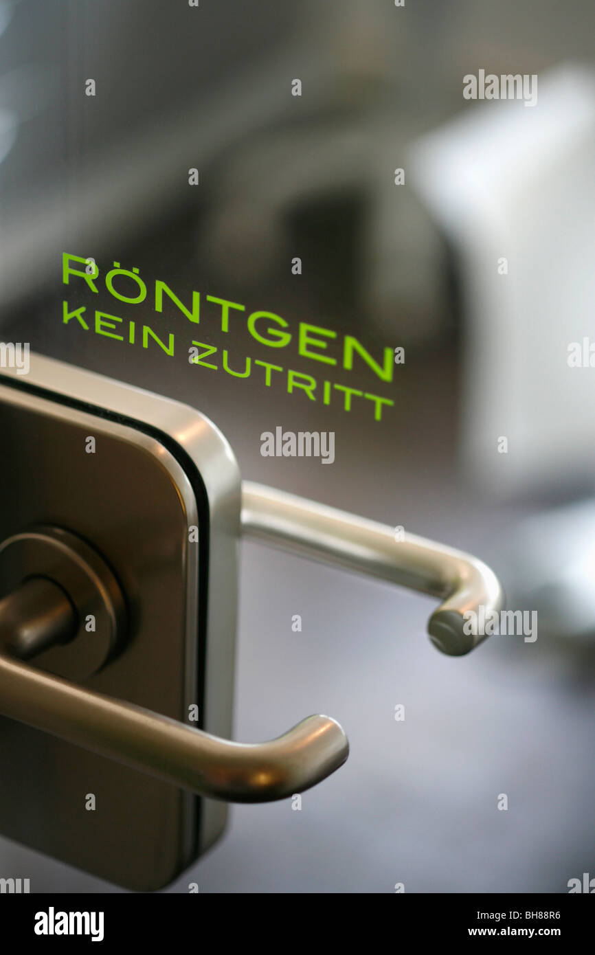 Dettaglio della porta ad una chirurgia dentale Foto Stock