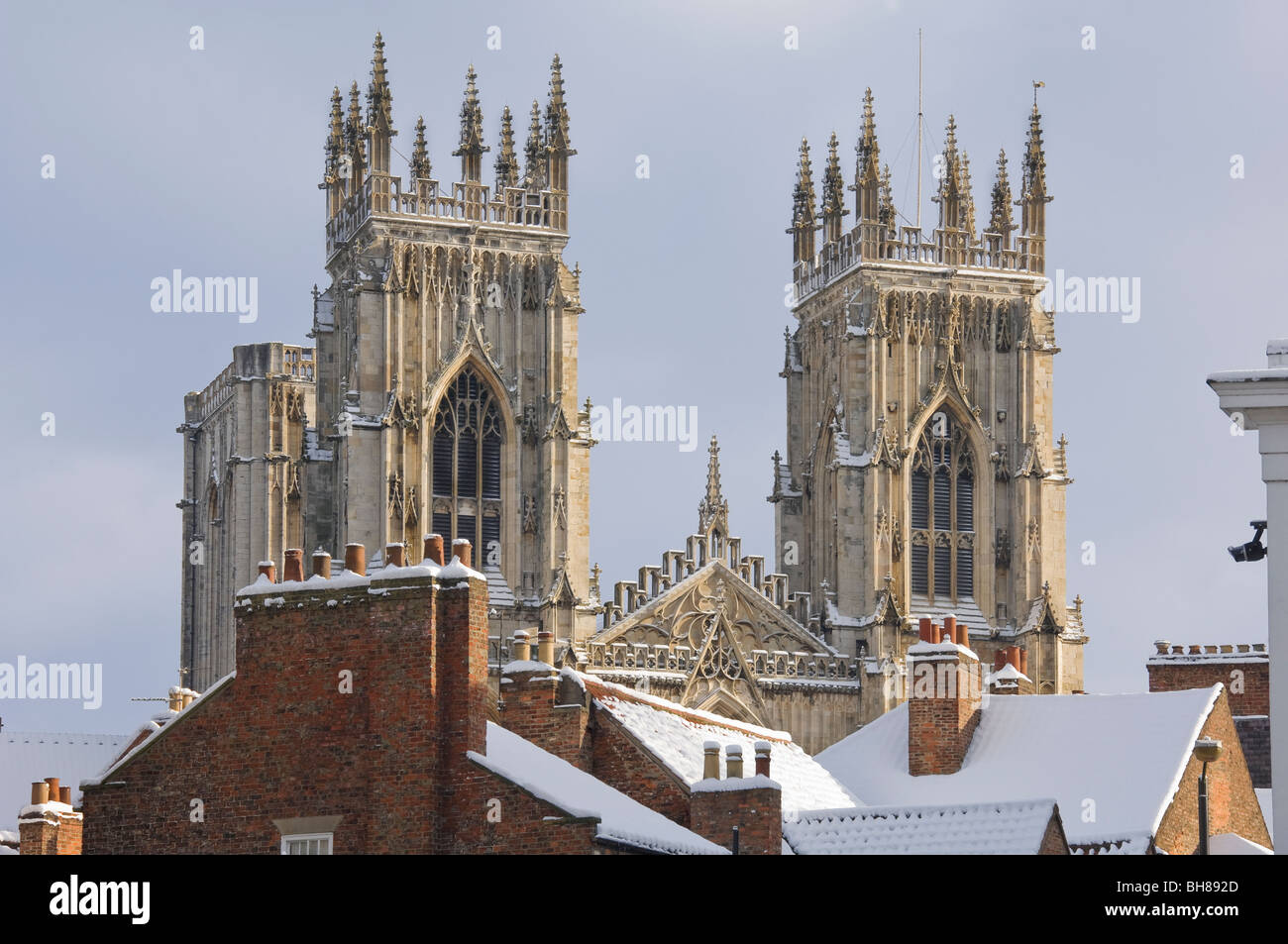 Le torri occidentali di York Minster coperto di neve in inverno York North Yorkshire Inghilterra Regno Unito Regno Unito Gran Bretagna Foto Stock