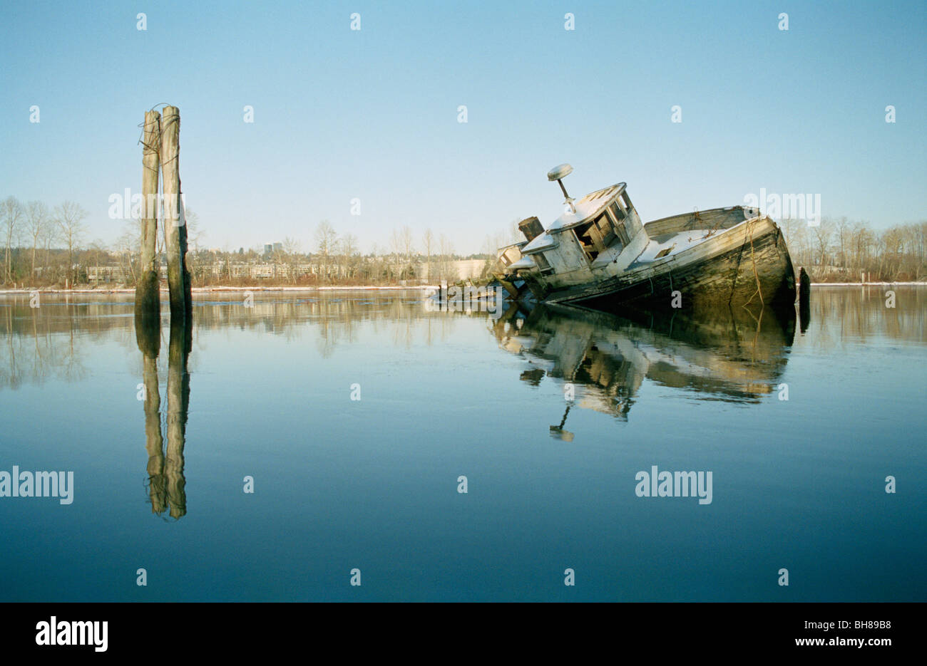 Una nave naufragata in un lago Foto Stock