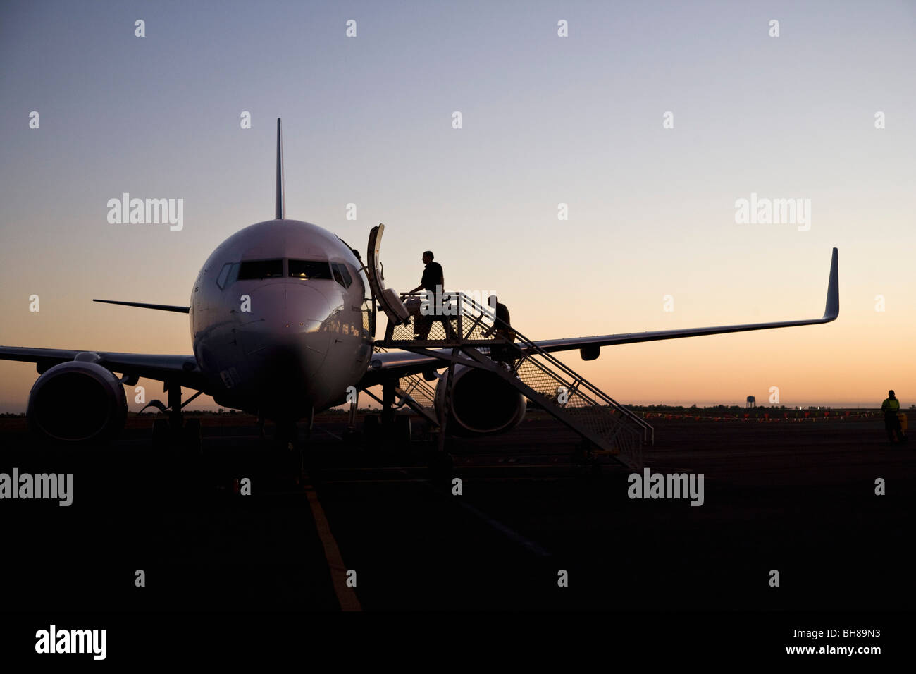 Le persone a bordo di un aereo al tramonto Foto Stock