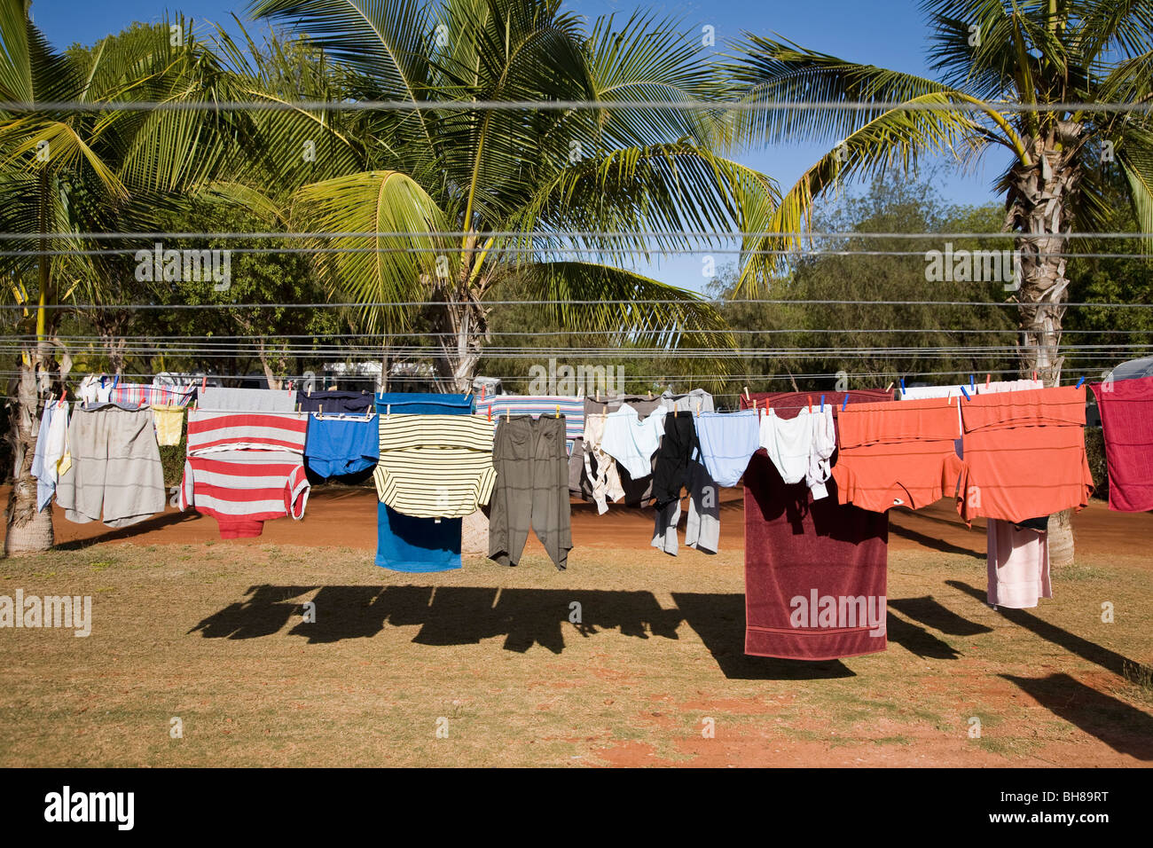 Pulire gli abiti appesi su una linea di lavaggio, ottanta Mile Beach, Australia occidentale, Australia Foto Stock