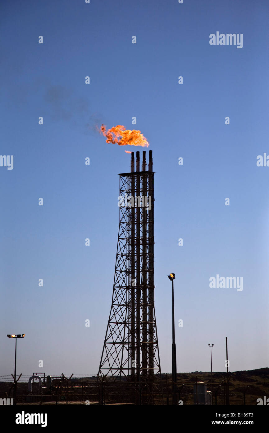 Fiamma ardente al di sopra di tubi a una raffineria di carburante, Karatha, Australia occidentale, Australia Foto Stock