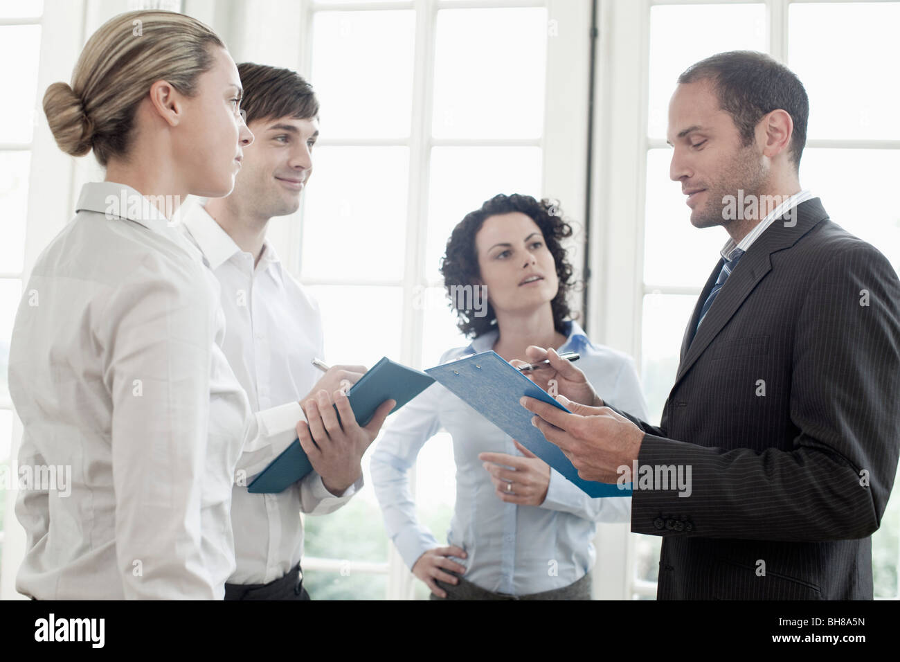 Colleghi di lavoro che parlano Foto Stock