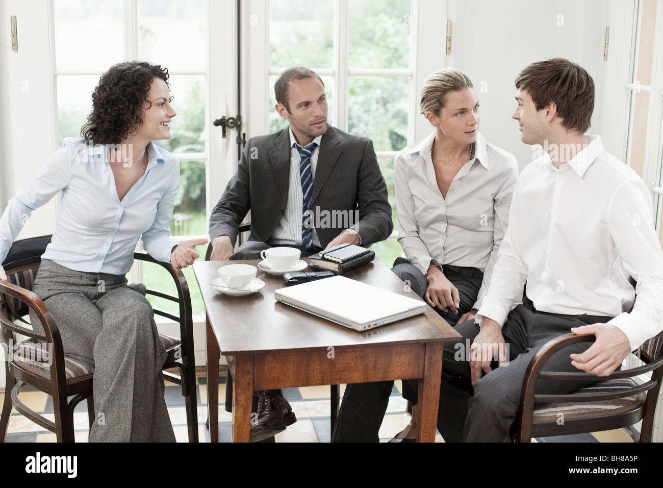 Colleghi di lavoro in occasione di un incontro Foto Stock