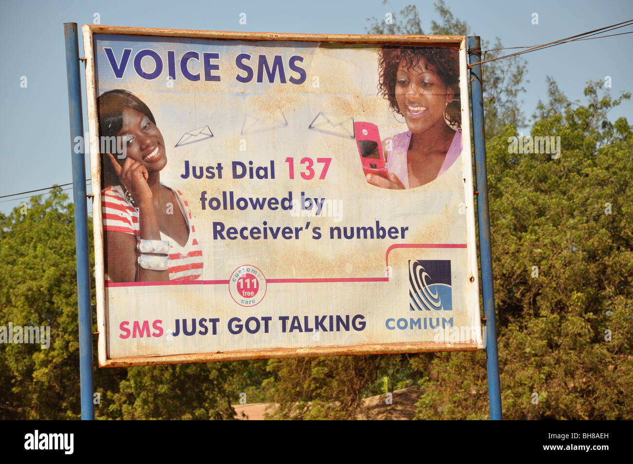 Attraverso il supporto allo sviluppo quasi ogni villaggio ha un'antenna mobile, il Gambia Foto Stock