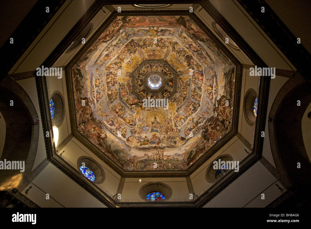 Guardando verso l'alto all'interno della cupola di Santa Maria del Fiore (Duomo di Firenze), Italia Foto Stock
