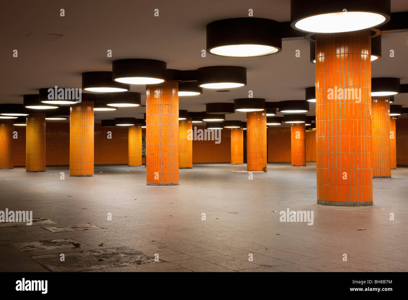 Un vacante stazione della metropolitana foyer Foto Stock
