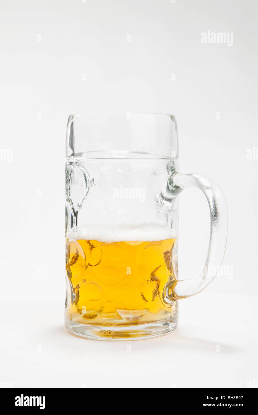Una mezza tazza di birra Foto Stock