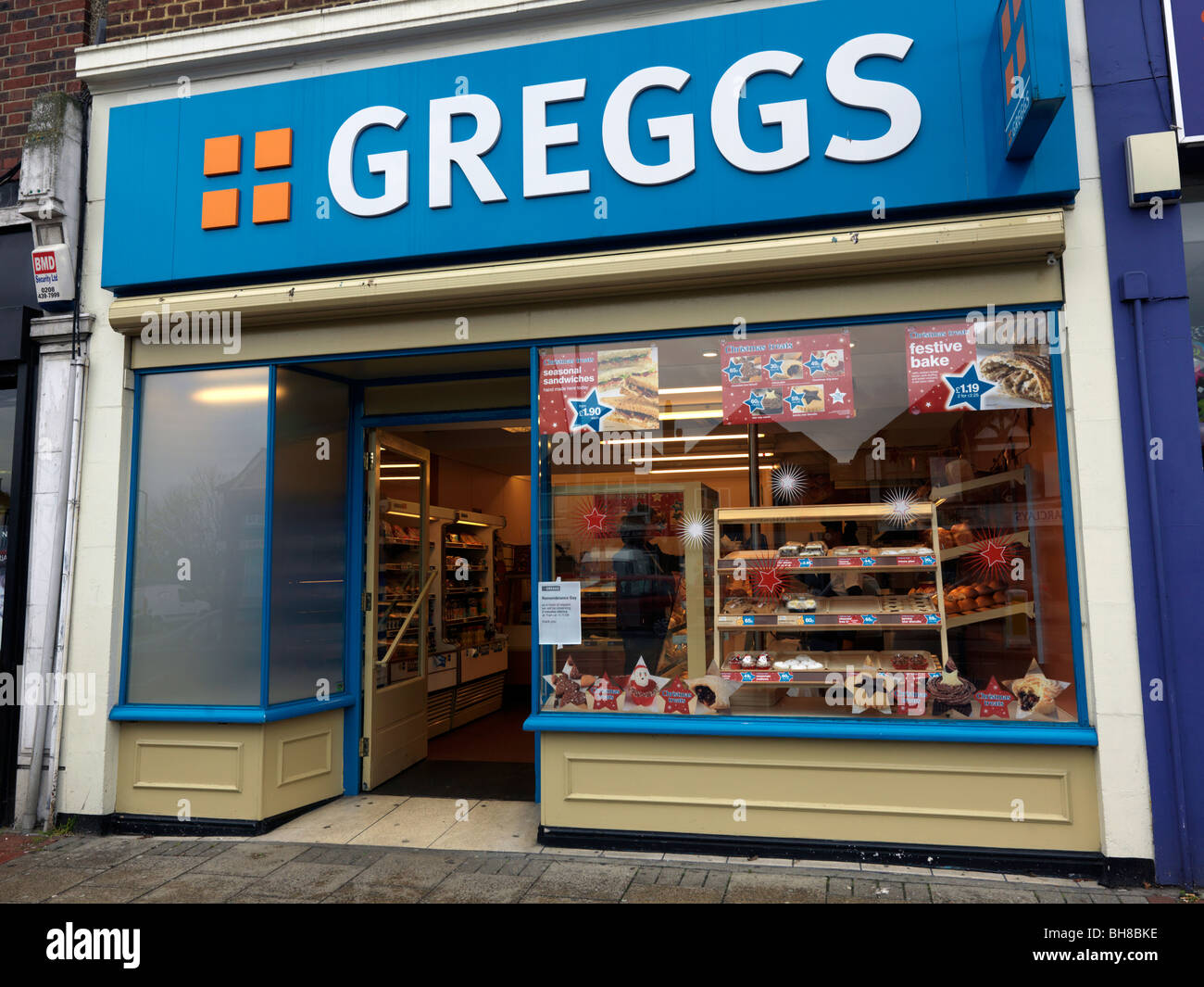 Greggs Bakers Shop biscotti nella finestra North Cheam Surrey in Inghilterra Foto Stock