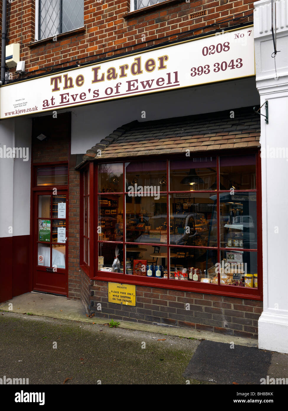 Nel negozio di paese pubblicità anteriore biscotti Ashtead Village Surrey Foto Stock