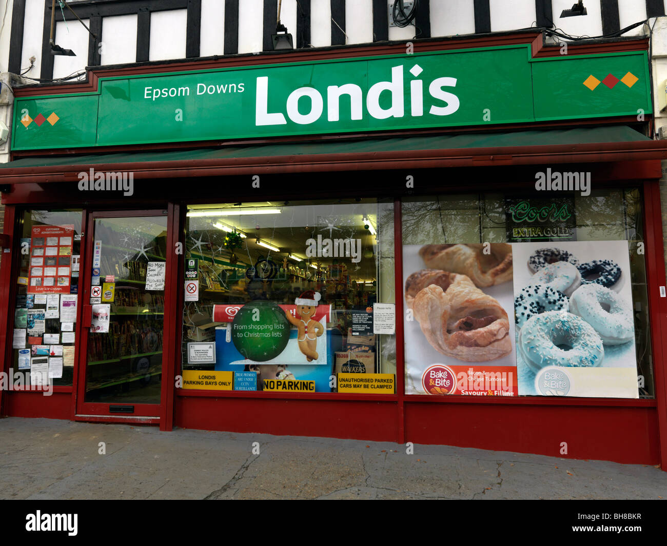 Negozio di fronte pubblicità biscotti Corner Shop Epsom Downs Surrey Foto Stock