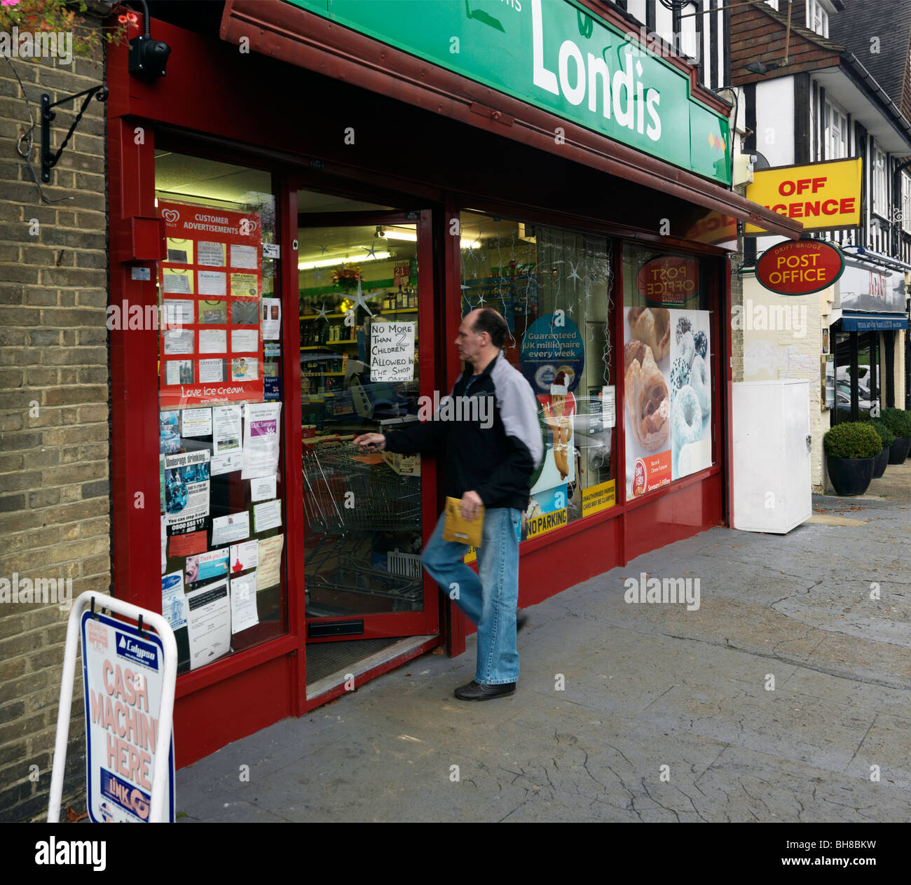 Negozio di fronte pubblicità biscotti Corner Shop Epsom Downs Surrey Foto Stock