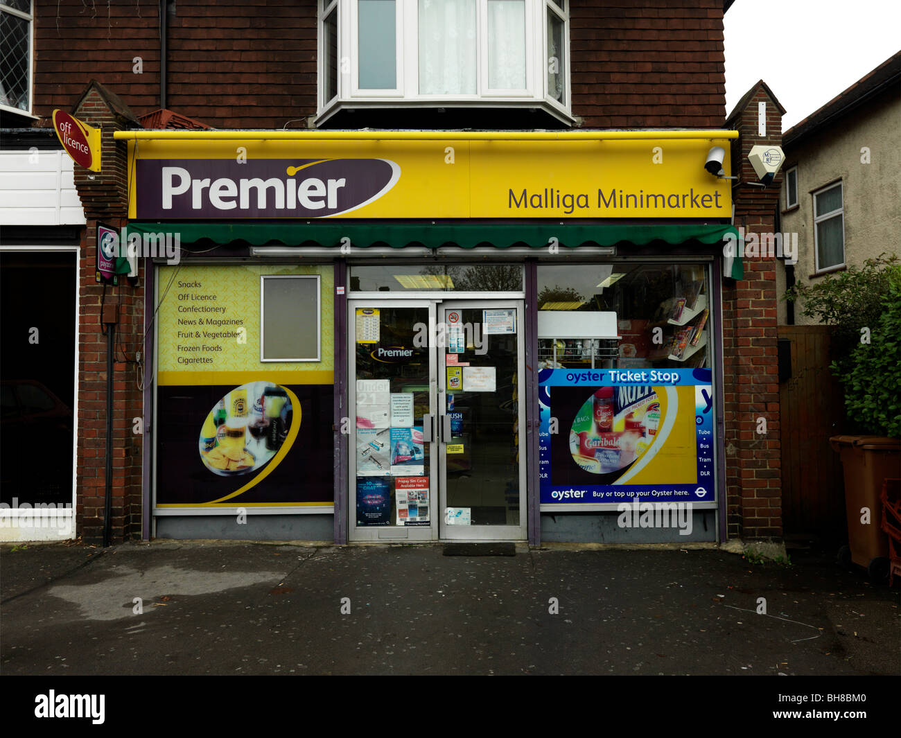 Negozio di fronte pubblicità biscotti Corner Shop CHEAM SURREY Foto Stock