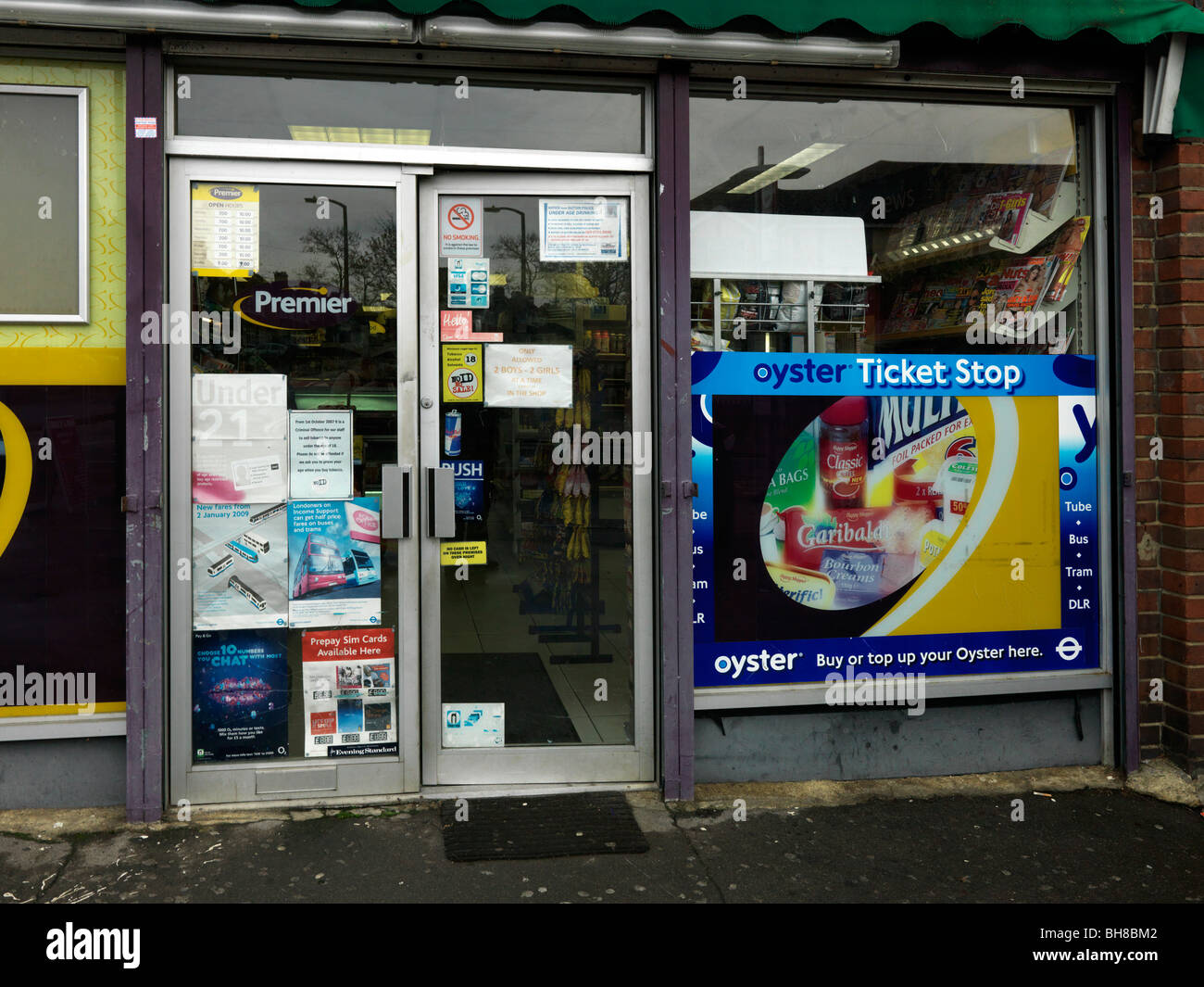 Negozio di fronte pubblicità Oyster Card Corner Shop CHEAM SURREY Foto Stock