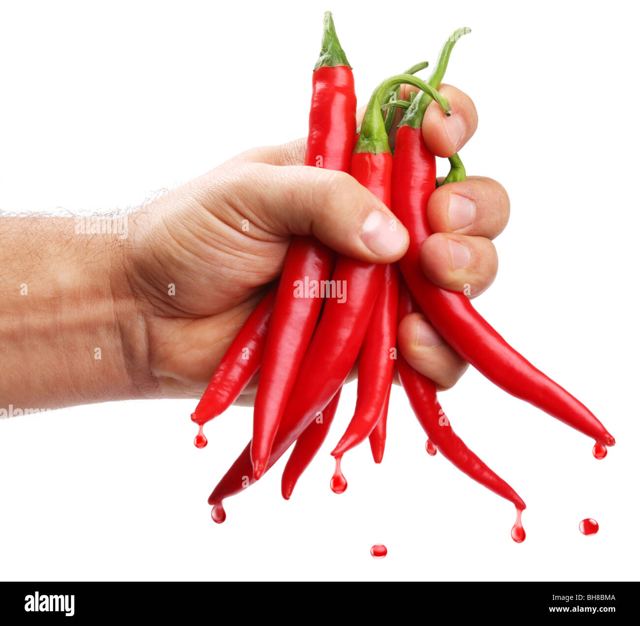 Mano spreme il succo di peperoncino rosso Foto Stock
