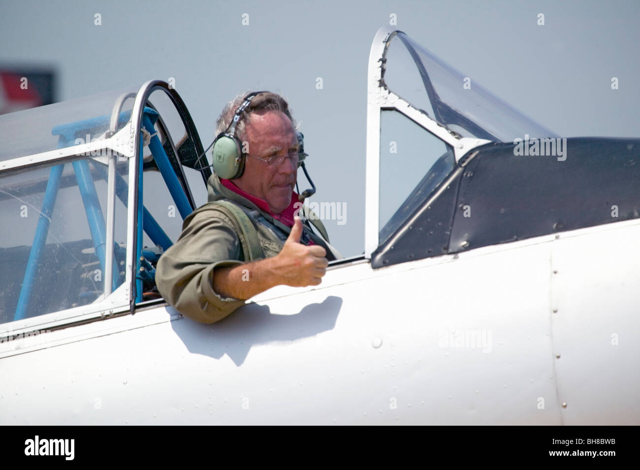 Pilot dando pollice in su nel suo North American SNJ-4 - SNJ-6 aereo da combattimento della Seconda Guerra Mondiale, Mid-Atlantic Air Museum Foto Stock