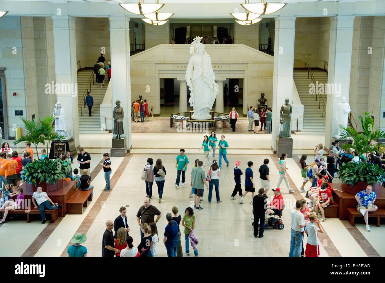 Vista in elevazione della parte interna degli Stati Uniti Capitol Visitor Center con la folla a piedi intorno alla Statua della Libertà, Washington D.C. Foto Stock