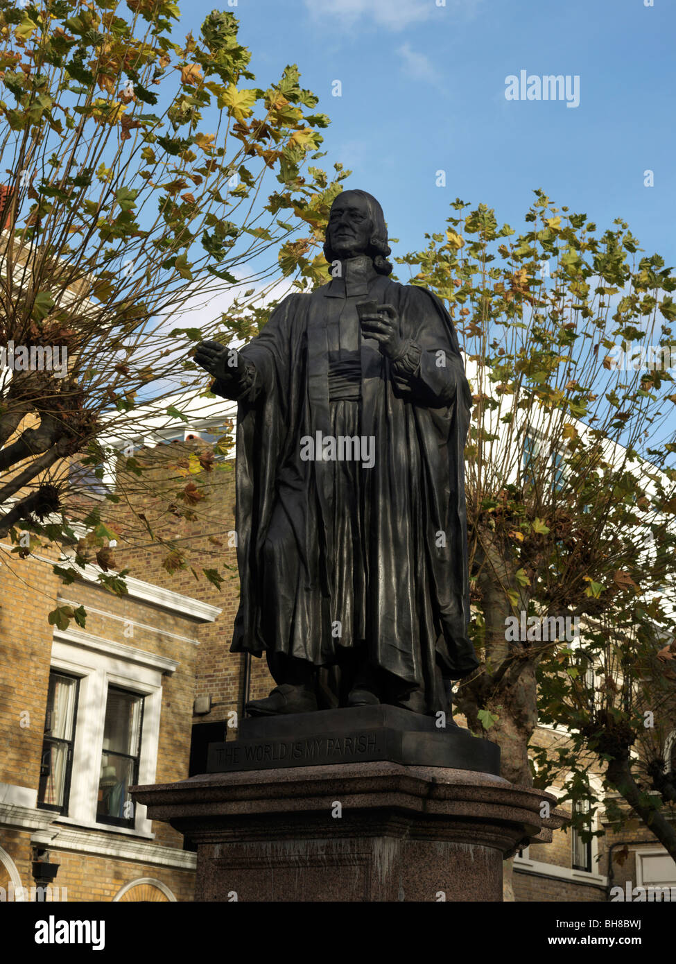 Statua di John Wesley all'ingresso della cappella di Courtyard Wesley City Road Londra Inghilterra Foto Stock