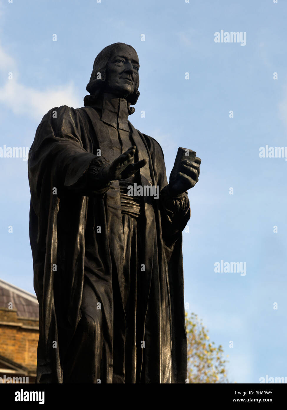 Statua di John Wesley all'ingresso della cappella di Courtyard Wesley City Road Londra Inghilterra Foto Stock