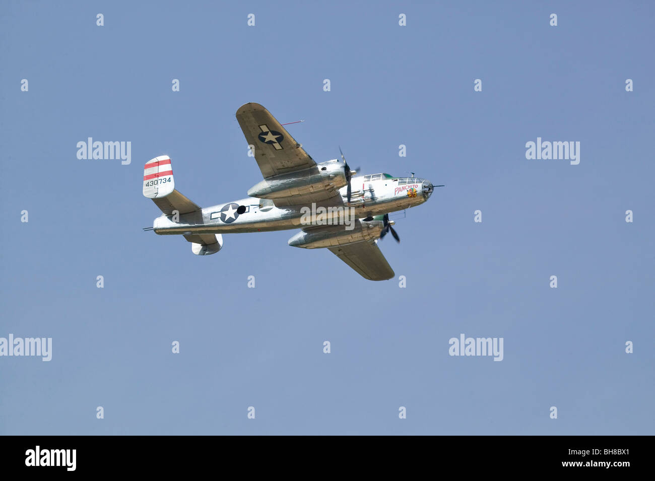 North American B-25 Mitchell in volo durante la II Guerra Mondiale rievocazione storica a Mid-Atlantic Air Museum II Guerra Mondiale Weekend Foto Stock