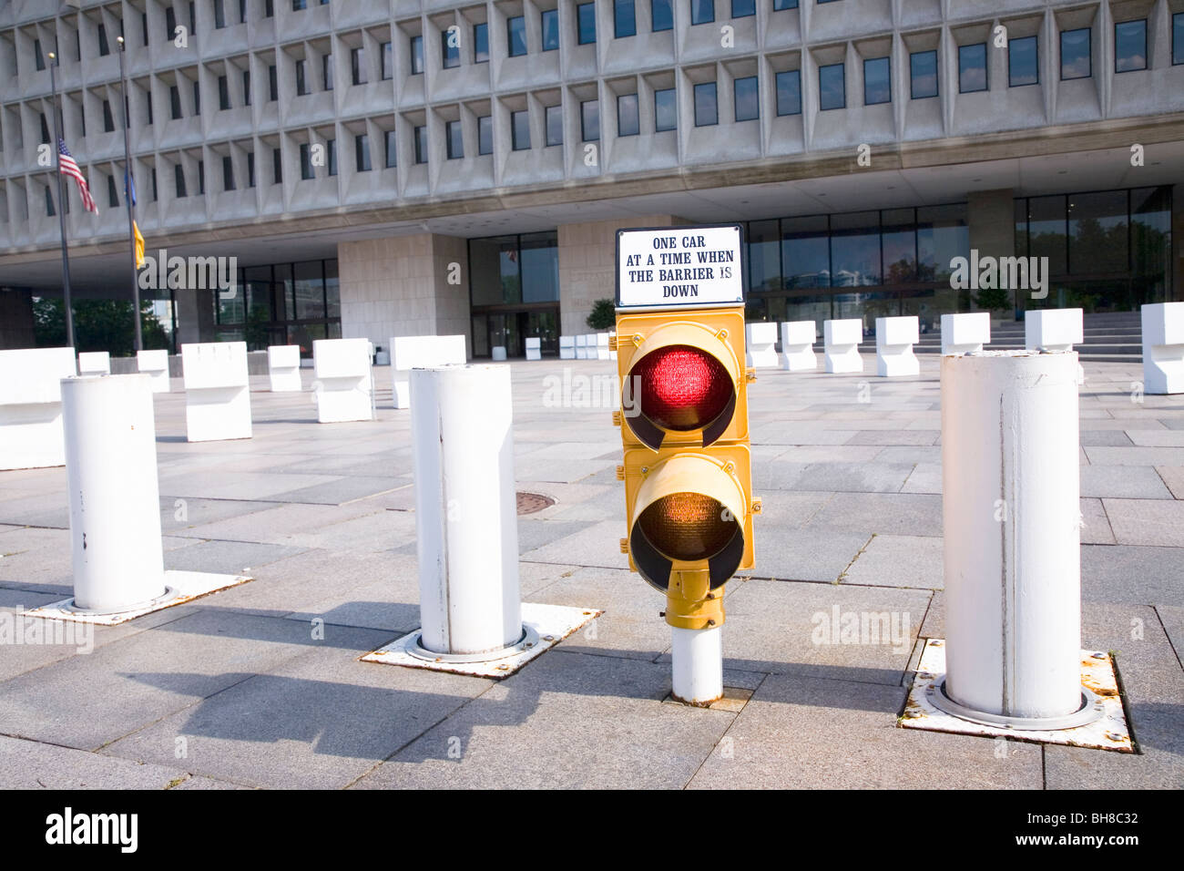 Barriere di sicurezza avvertono i conducenti di rischio sono visto di fronte all edificio federale, Washington D.C. Foto Stock