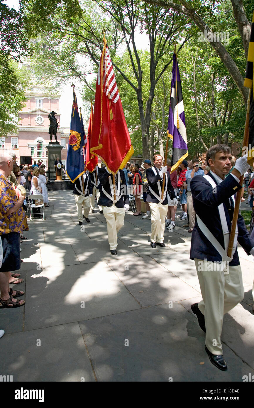 Il 4 luglio le cerimonie e marciando delle bandiere di fronte Independence Hall, Philadelphia, PA Foto Stock