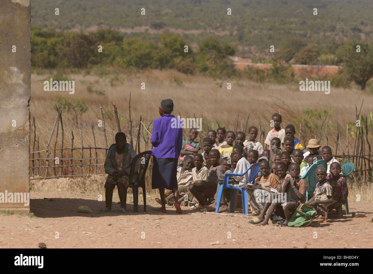 I bambini a scuola tra Kuvango e Cutatoi, Angola meridionale, Africa. La categoria è camera all'esterno. Foto Stock