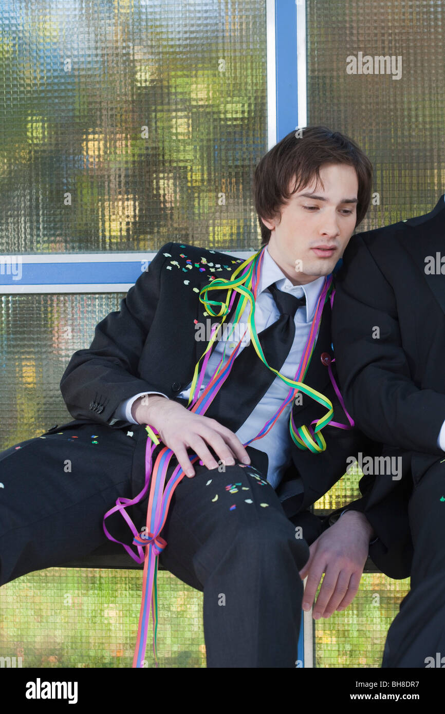 Uomo d'affari presso la fermata dopo essere partito Foto Stock