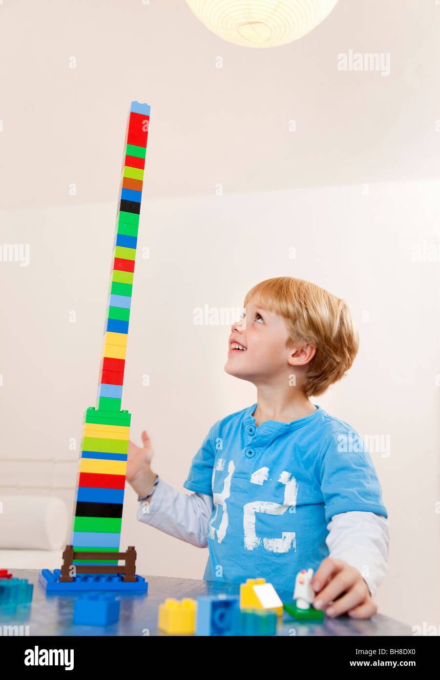 Ragazzo giocattolo con blocchi di costruzione Foto Stock