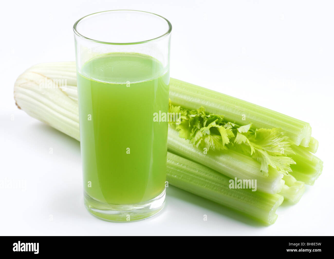 Succo degli steli di piante di sedano Foto Stock