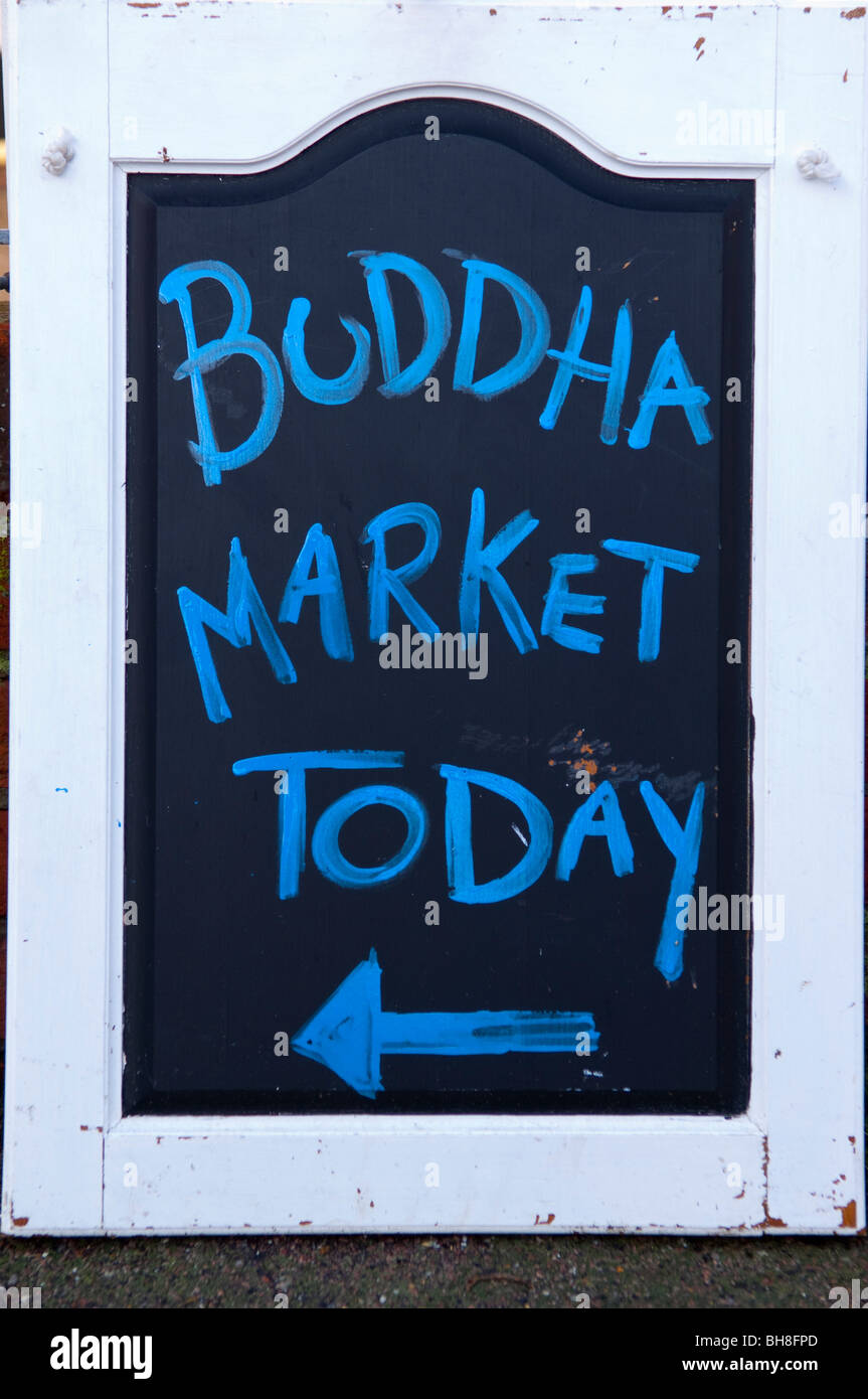 Un segno rivolto a un mercato di Buddha nel Regno Unito Foto Stock