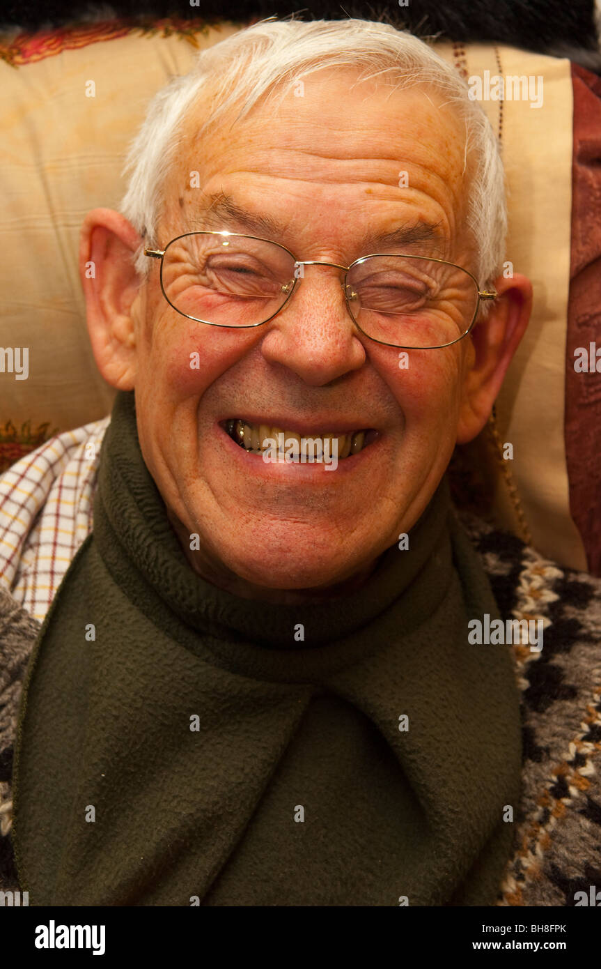 Un Modello rilasciato fino in prossimità di un uomo anziano nei suoi primi anni ottanta tirando una buffa faccia NEL REGNO UNITO Foto Stock