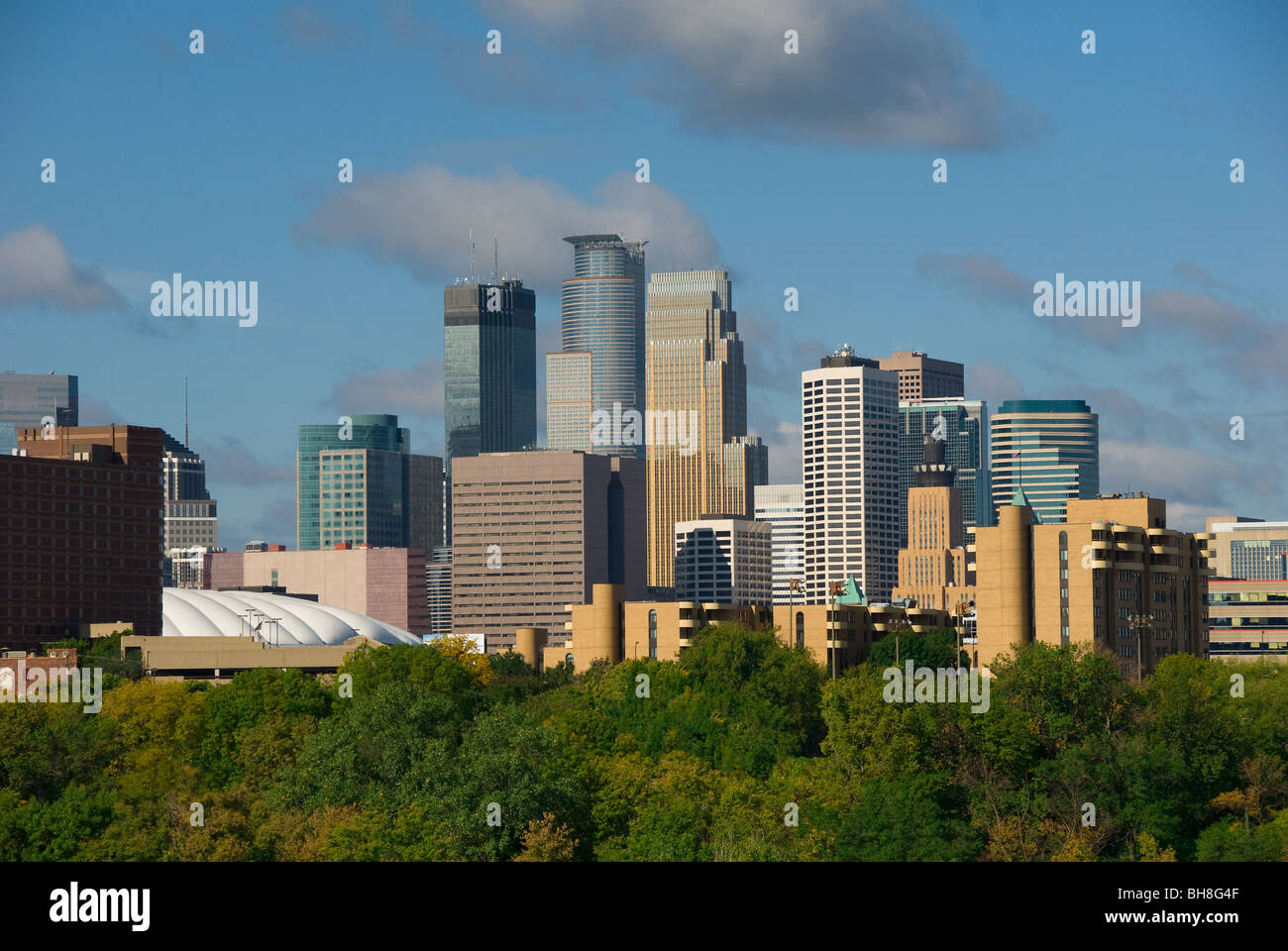 Skyline sorge sopra gli alberi, Minneapolis, Minnesota Foto Stock