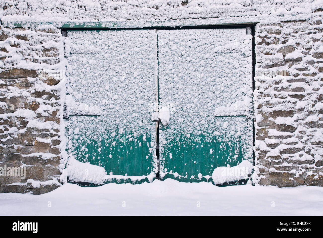 Snow aderiscano alle porte e mura Foto Stock