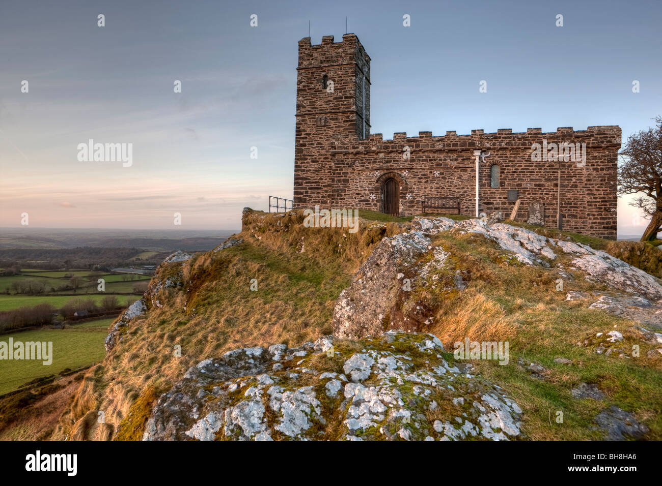La Chiesa di San Michele. Parco Nazionale di Dartmoor. Brentor. Devon. In Inghilterra. Europa Foto Stock