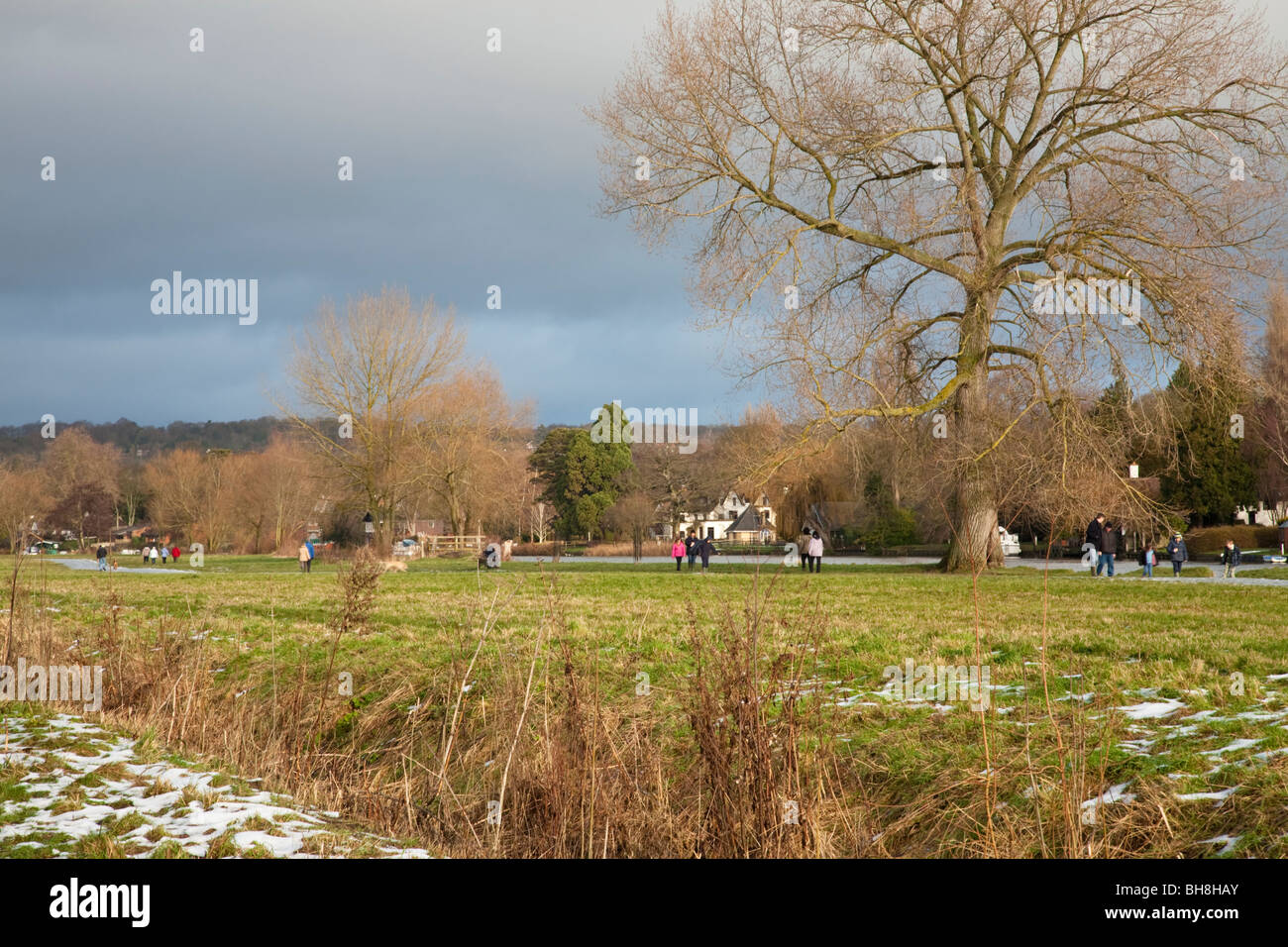 La gente camminare lungo il Tamigi vicino percorso Cookham in Berkshire, Regno Unito Foto Stock