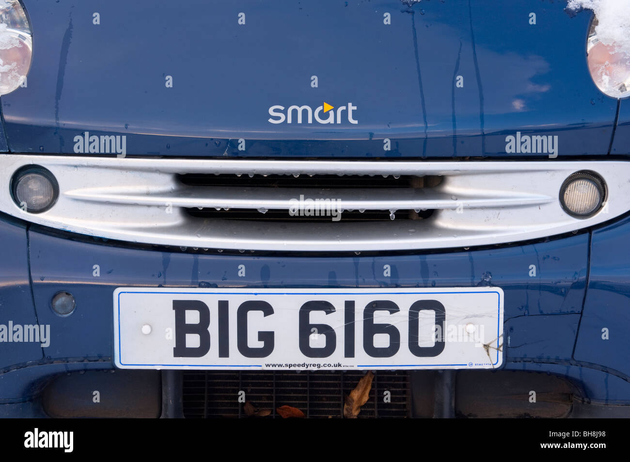 Una piccola Smart Auto con una divertente personalizzato privato numero di targa nel Regno Unito Foto Stock