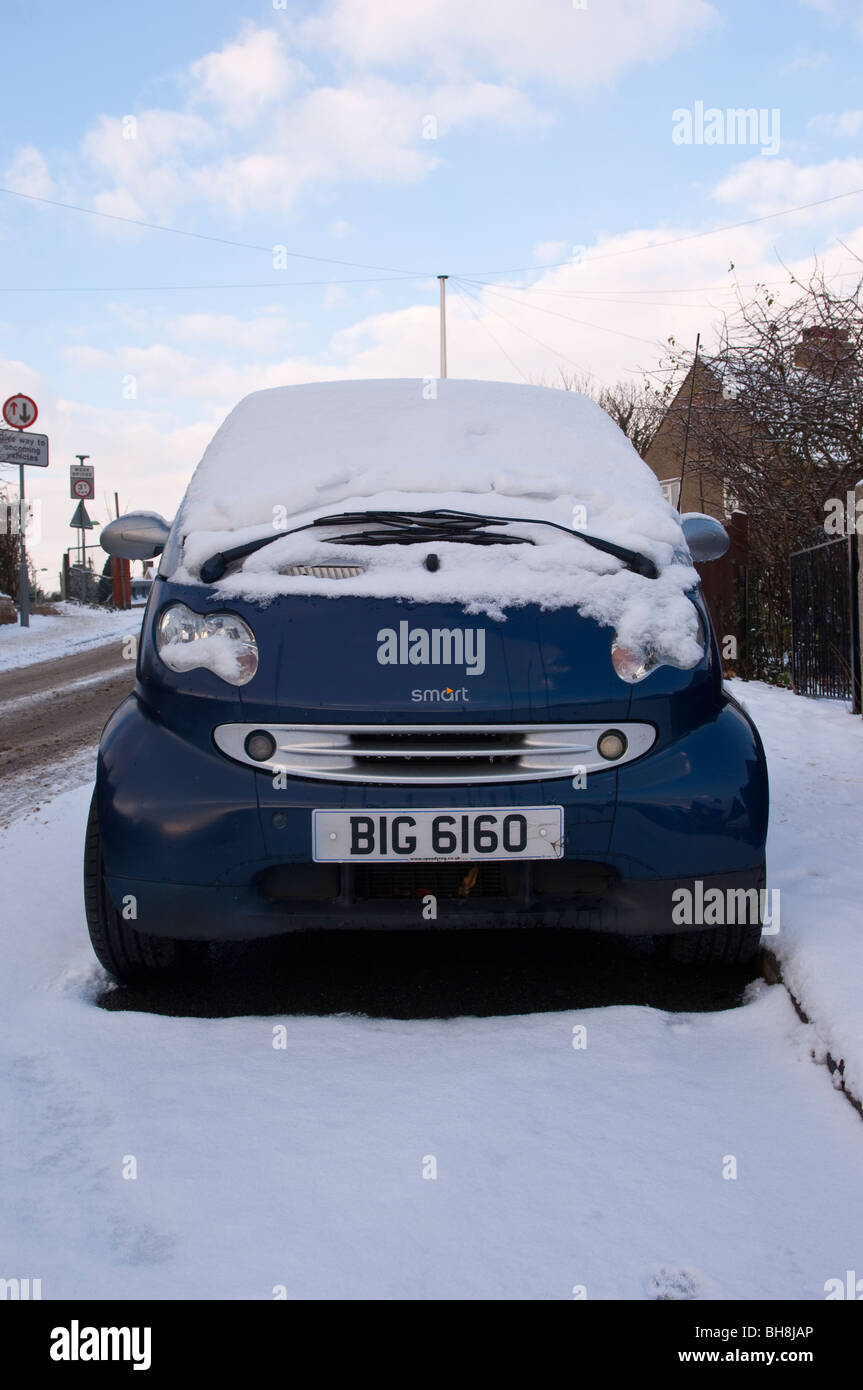 Una piccola Smart Auto con una divertente personalizzato privato numero di targa nel Regno Unito Foto Stock