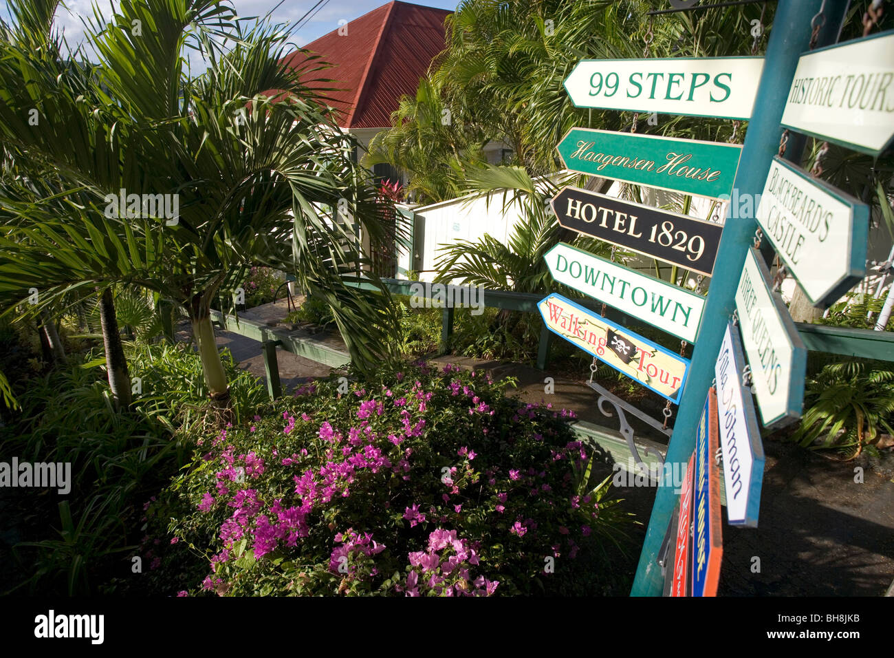 I segni che portano i turisti a vari hotel e attrazioni turistiche nella parte superiore del famoso 99 passi al di sopra di Charlotte Amalie Foto Stock