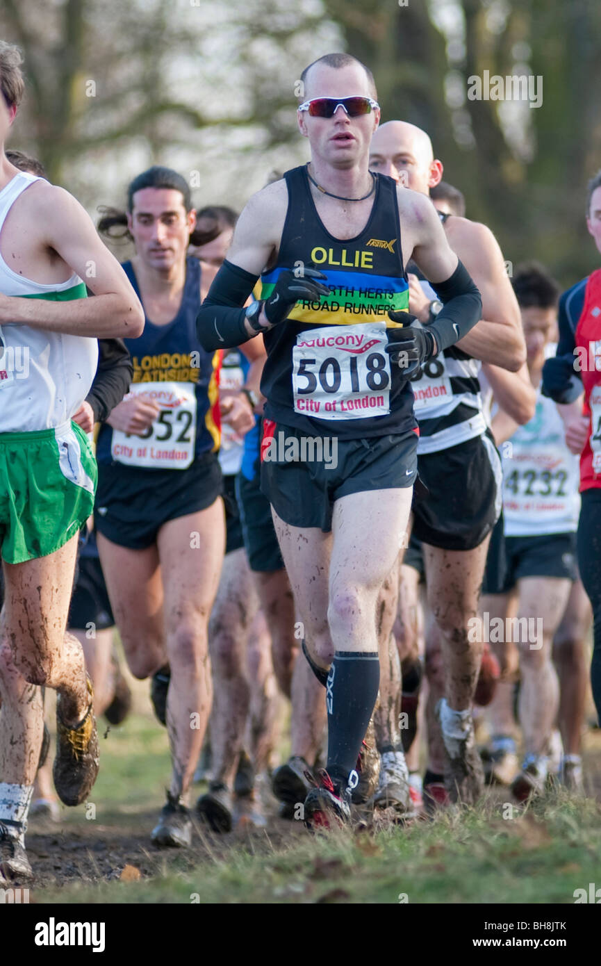Un runner in calze di compressione e il braccio manicotti prende parte alla  Southern Cross Country campionati a Parliament Hill, Londra Foto stock -  Alamy